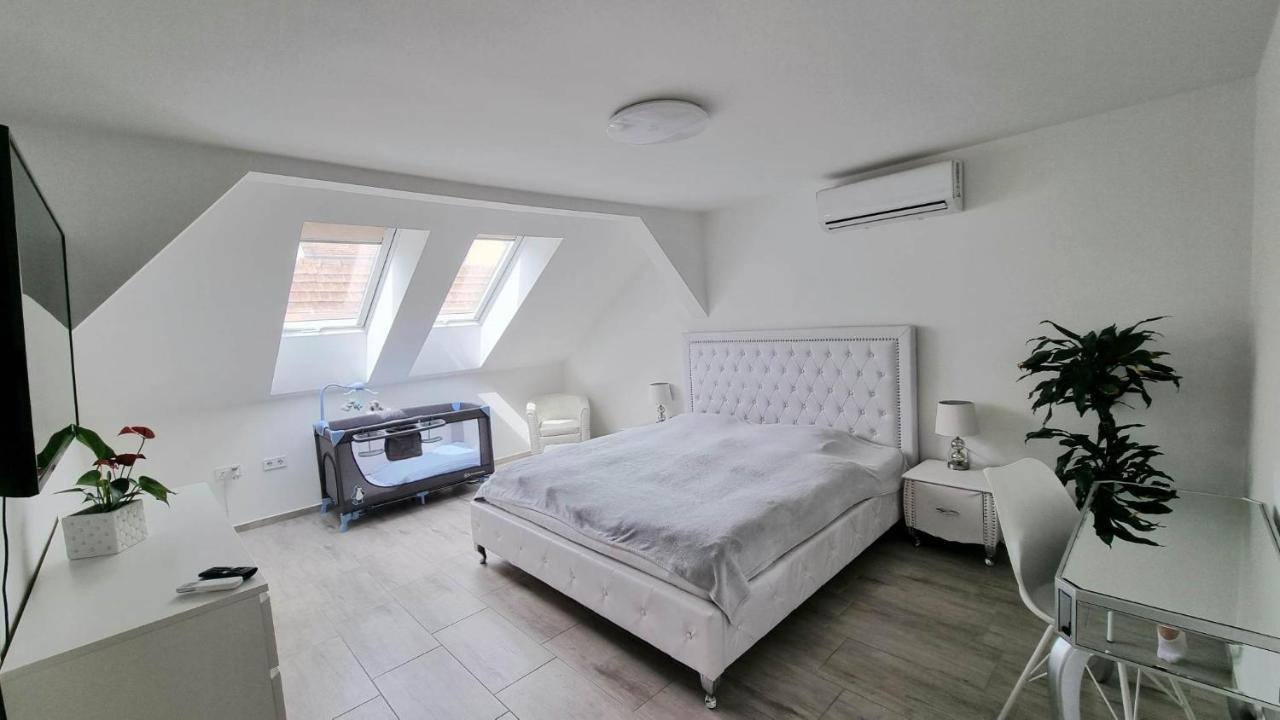 Becsi Kapu Apartman Apartment วาค ภายนอก รูปภาพ