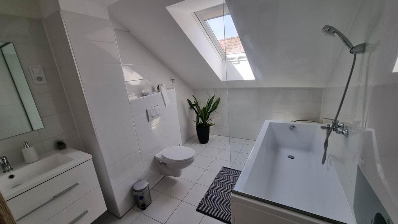 Becsi Kapu Apartman Apartment วาค ภายนอก รูปภาพ