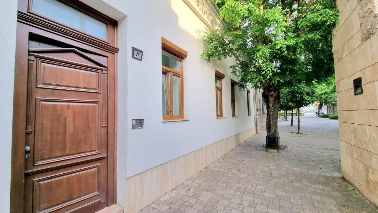 Becsi Kapu Apartman Apartment วาค ภายนอก รูปภาพ