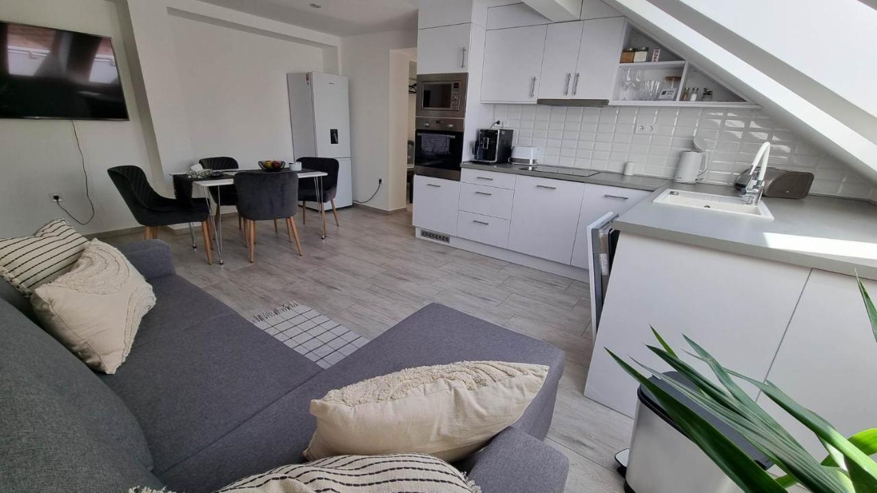 Becsi Kapu Apartman Apartment วาค ภายนอก รูปภาพ