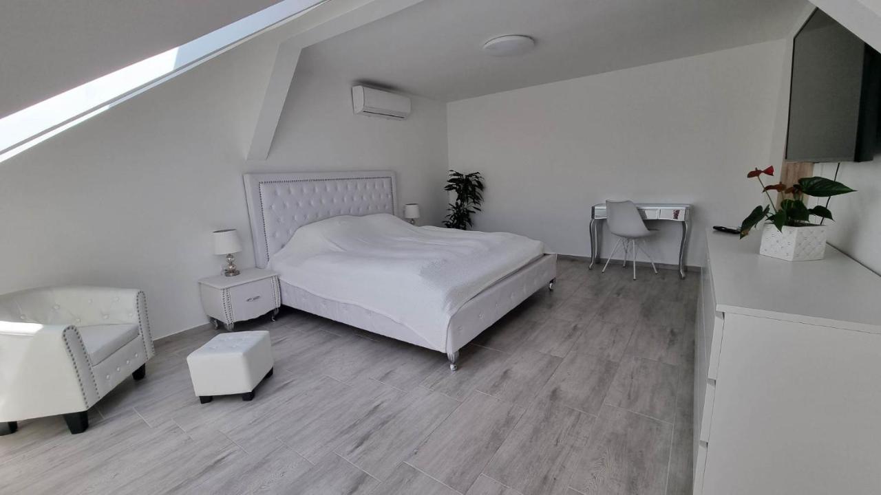 Becsi Kapu Apartman Apartment วาค ภายนอก รูปภาพ
