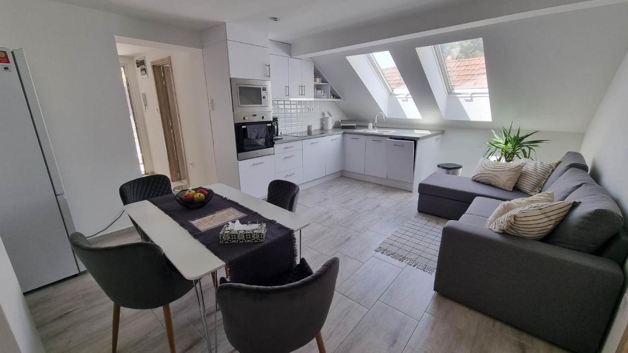 Becsi Kapu Apartman Apartment วาค ภายนอก รูปภาพ